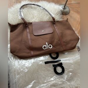 BNWT ALO YOGA oversize Large Brown shoulder Bag with Logo design and extra strap
